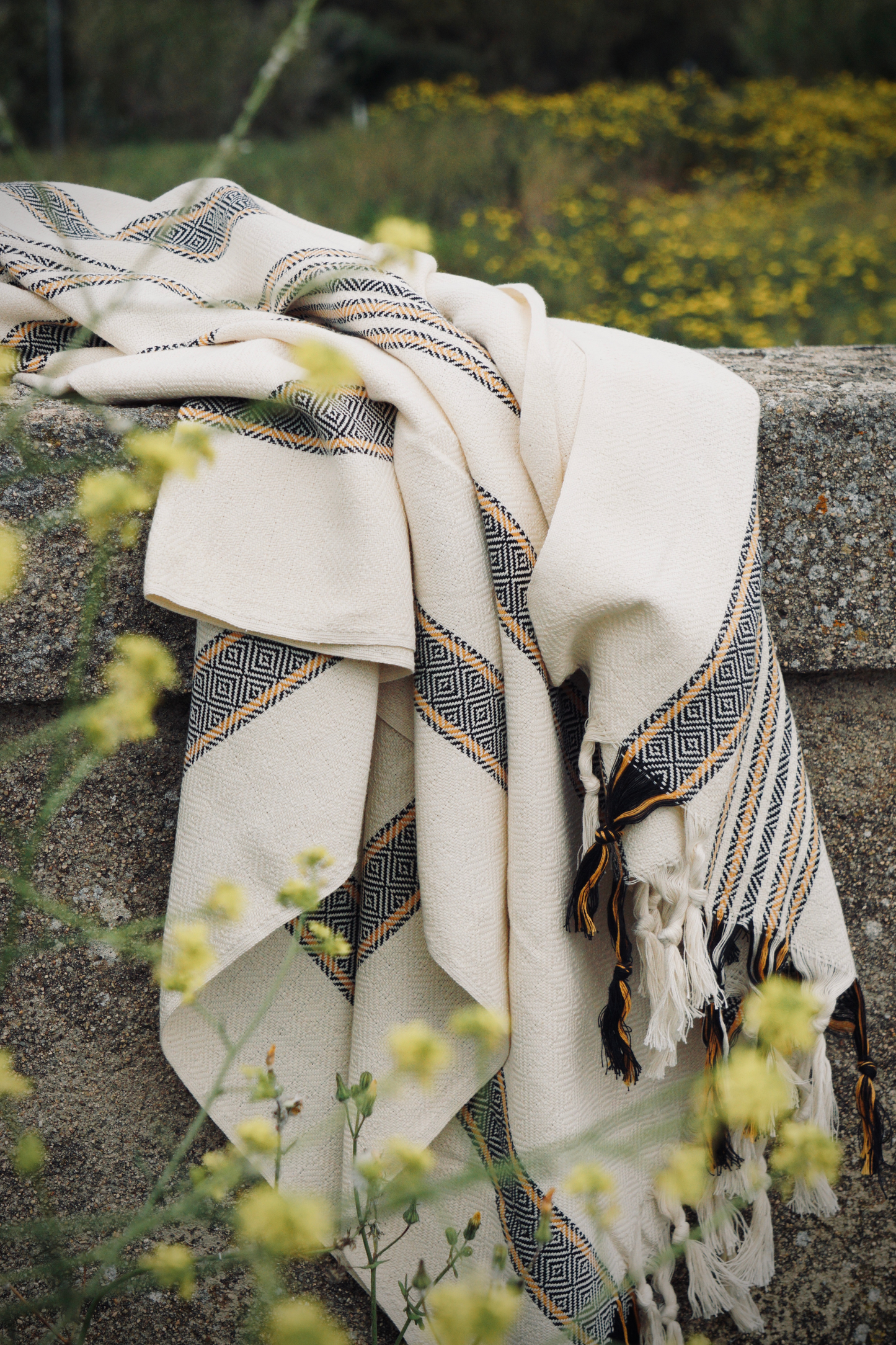 TELO ISOLA: fondo sabbia con geometrie, bande zafferano e nere