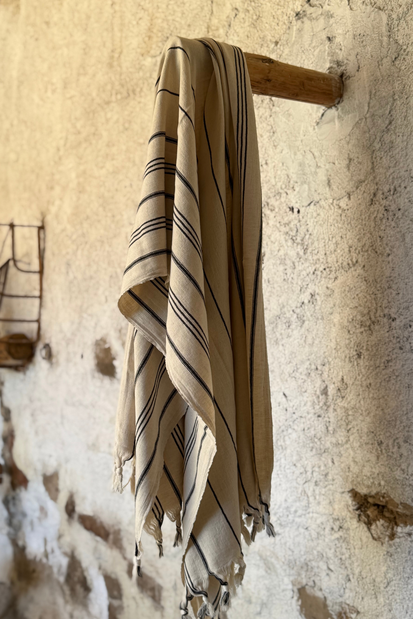 TELO CAMPIDANESE: in lino e cotone a righe nere su fondo sabbia